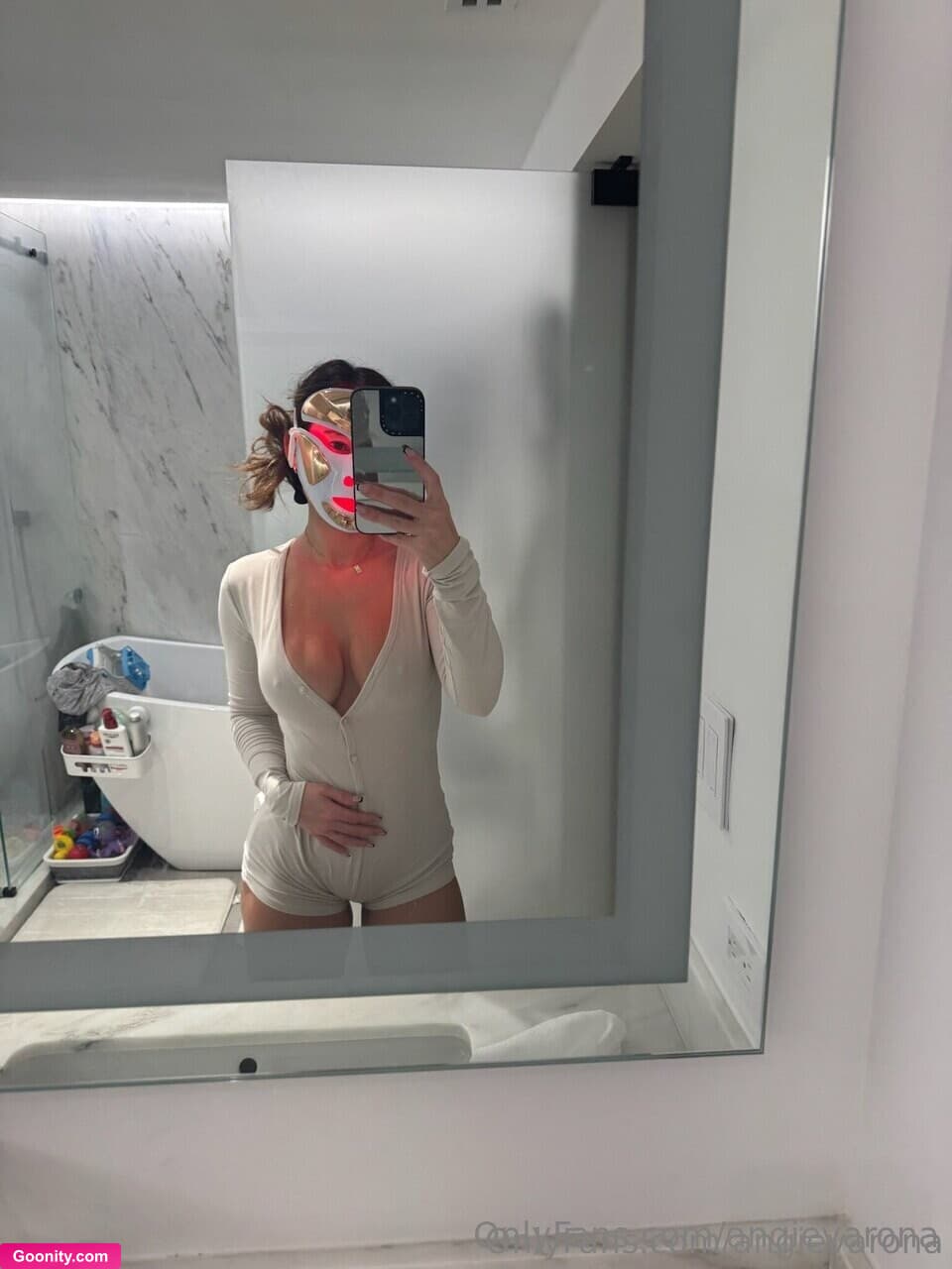 Angie Varona photo 31