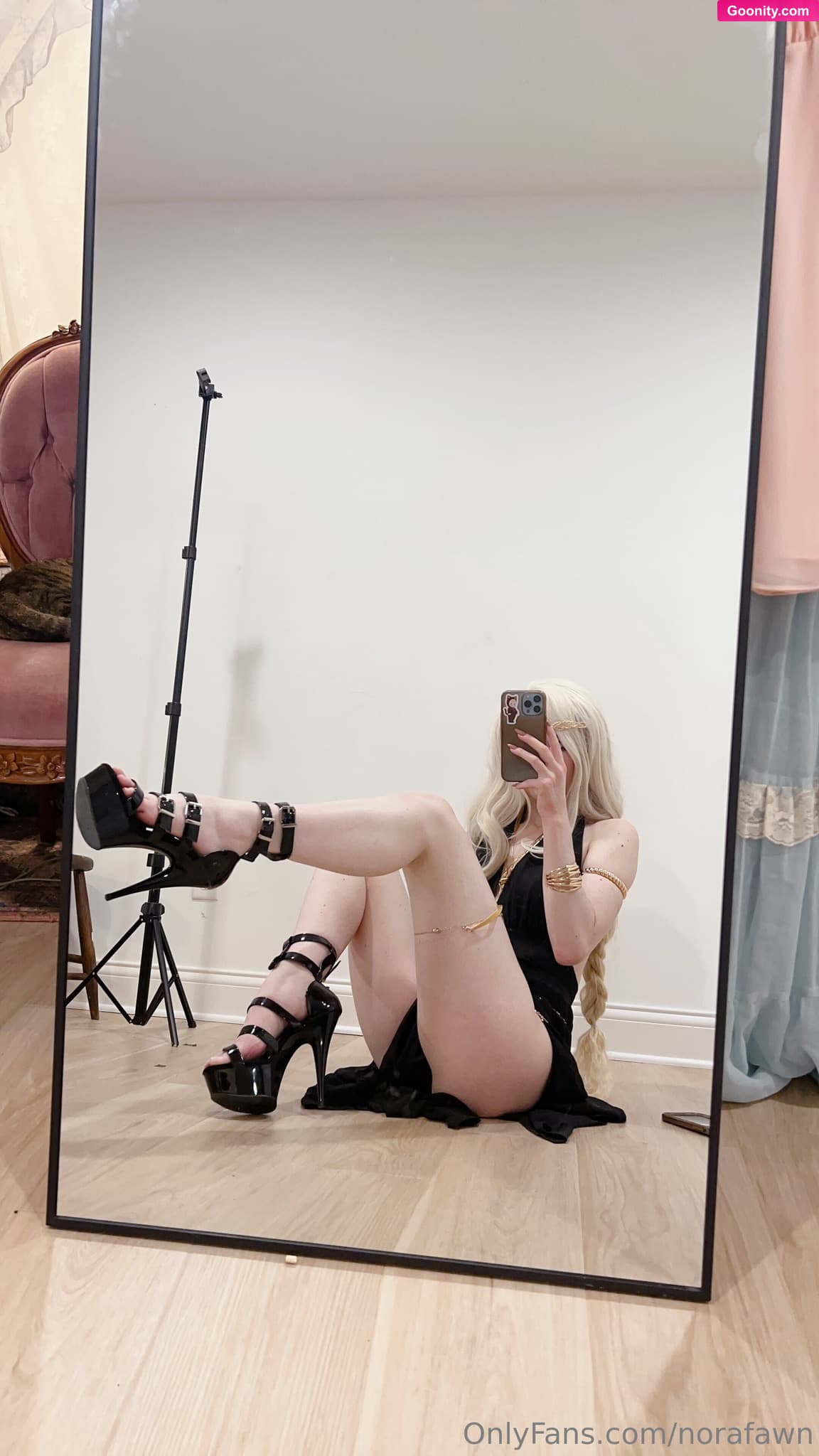 Nora Fawn photo 73
